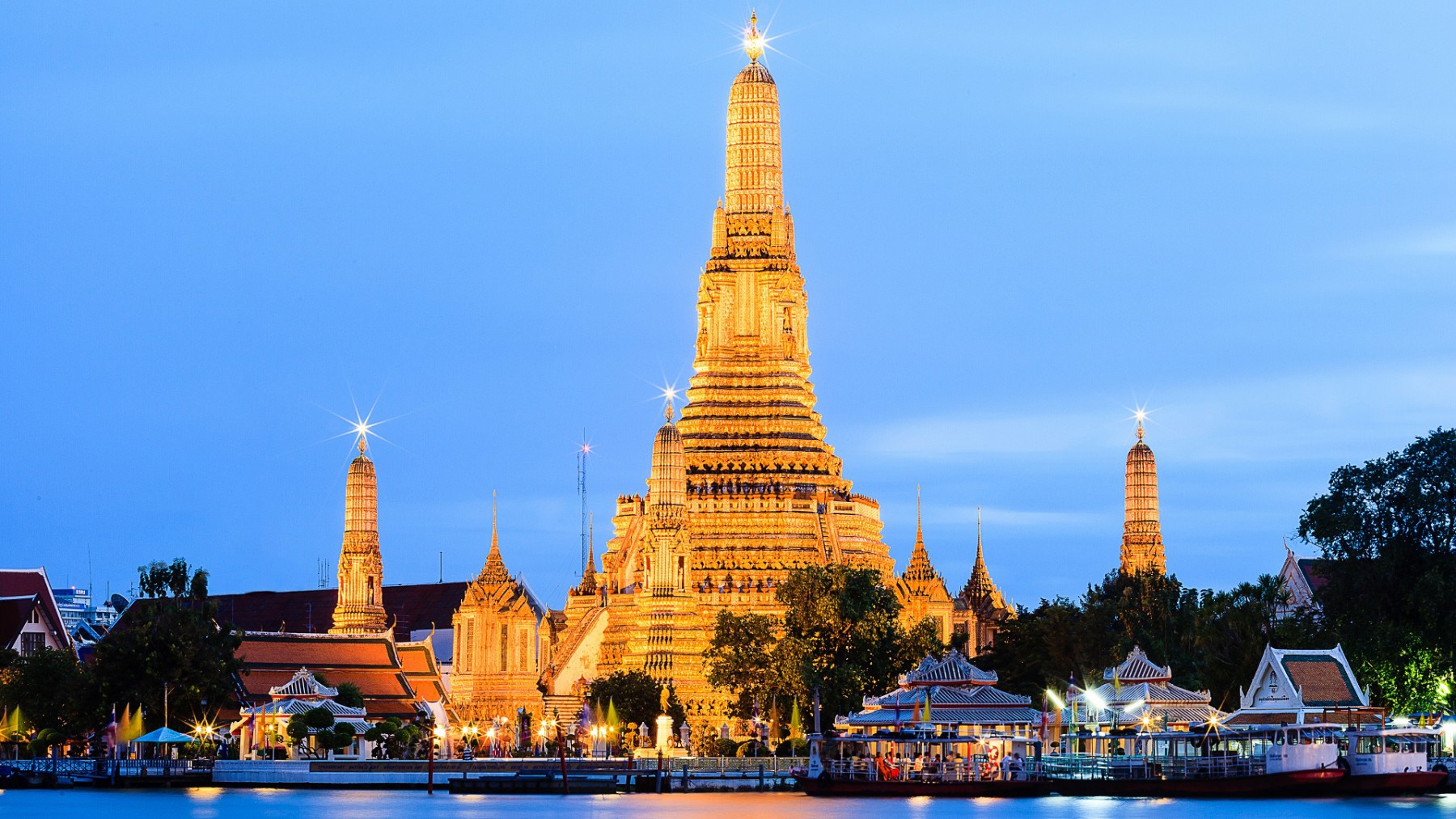 วัดอรุณ วัดสำคัญในกรุงเทพ ที่ตั้งเด่นสง่าริมแม่น้ำเจ้าพระยา