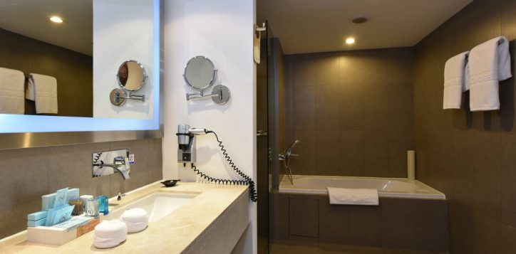 novotelsiam_twobedroom_bathroom-2