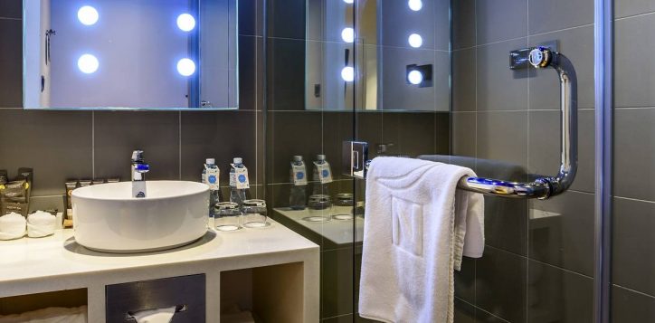 deluxe-bathroom-2-3