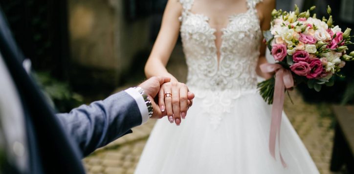 wedding-bouquet-bride-s-hands-1-2