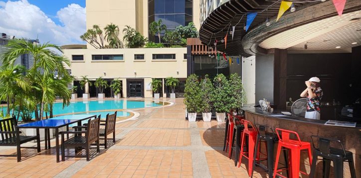 pool-bar-daytime-2