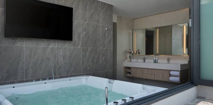 restroomjacuzzi-2